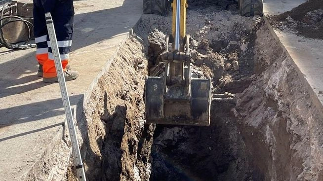 Operai al lavoro sulla rete idrica Operai al lavoro sulla rete idrica