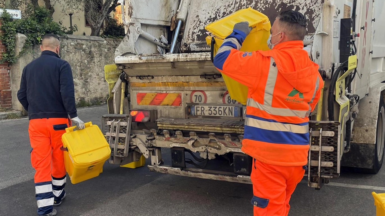 Raccolta dei rifiuti da parte di operatori di Alia