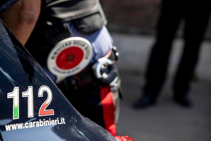 Ubriaco in motorino, aggredisce i carabinieri con calci e pugni
