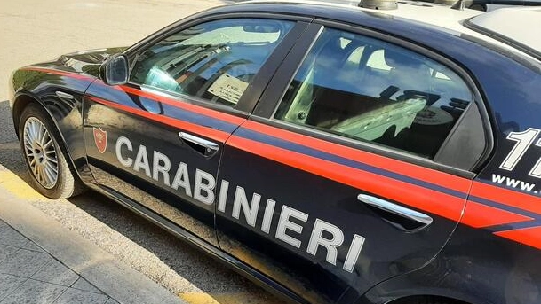 Afferra per il collo un uomo e gli ruba il telefono, poi aggredisce le vittime con una bottiglia di vetro