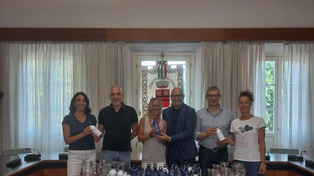 Borracce e brocche ai dipendenti comunali per ridurre la plastica Borracce e brocche ai dipendenti comunali per ridurre la plastica