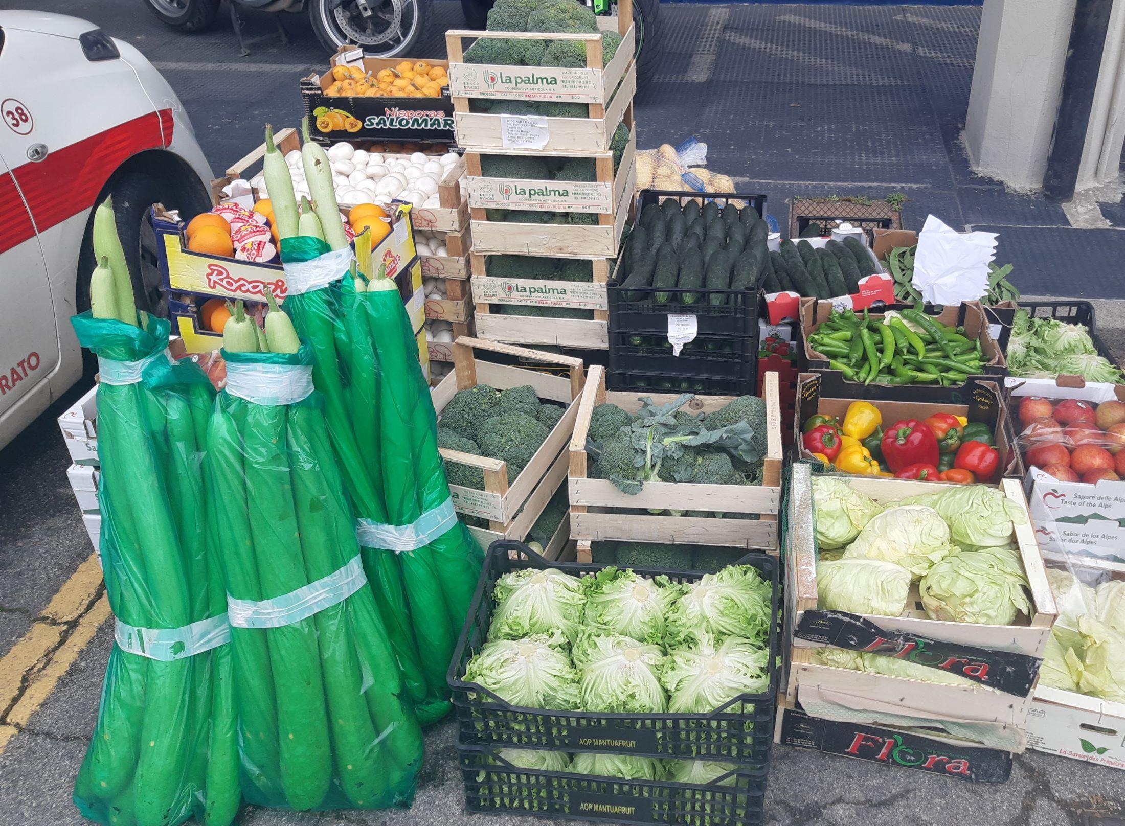 Commercio abusivo a Prato, sanzionati venditori abusivi di frutta e verdura Commercio abusivo a Prato, sanzionati venditori abusivi di frutta e verdura