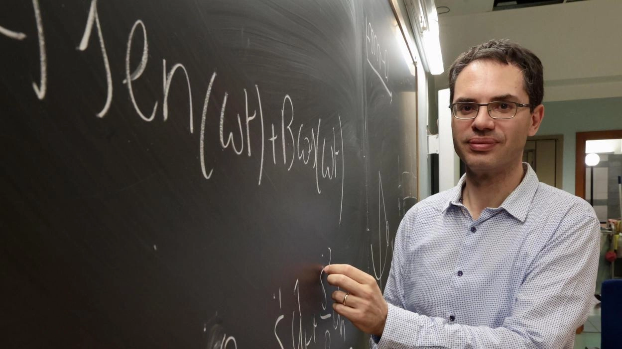 Giuseppe Ruggiero è docente di fisica all’università di Firenze. Coordina un esperimento al Cern che ha osservato un evento rarissimo in fisica: potrebbe aumentare la nostra conoscenza dell’universo Giuseppe Ruggiero è docente di fisica all’università di Firenze. Coordina un esperimento al Cern che ha osservato un evento rarissimo in fisica: potrebbe aumentare la nostra conoscenza dell’universo
