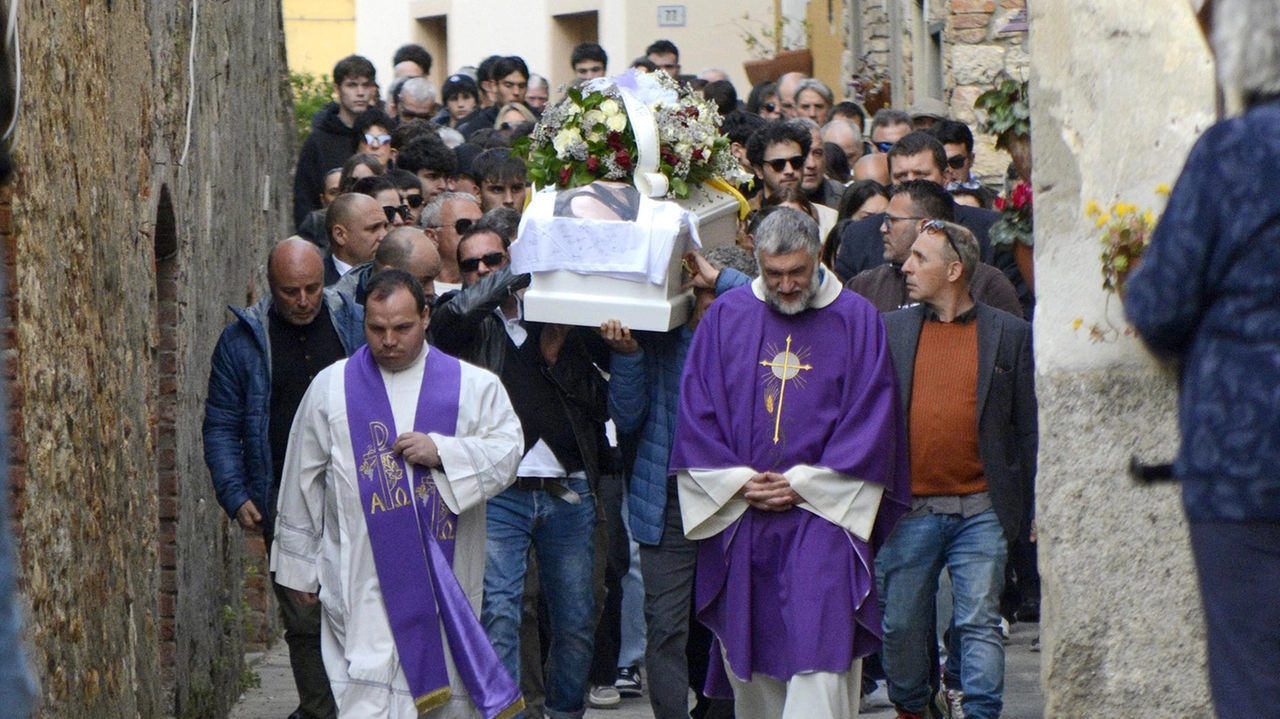 Lacrime, fiori colorati e silenzio a Batignano per l’ultimo saluto alla diciannovenne. Don Vincenzo: "Difficile comprendere quello che è umanamente incomprensibile".