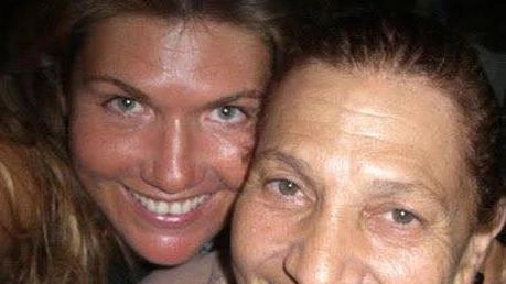 Valentina insieme alla mamma Fatima, ancora molto conosciuta a Santerenzo. La signora, scomparsa nell’aprile di 10 anni fa, era originaria della Guinea