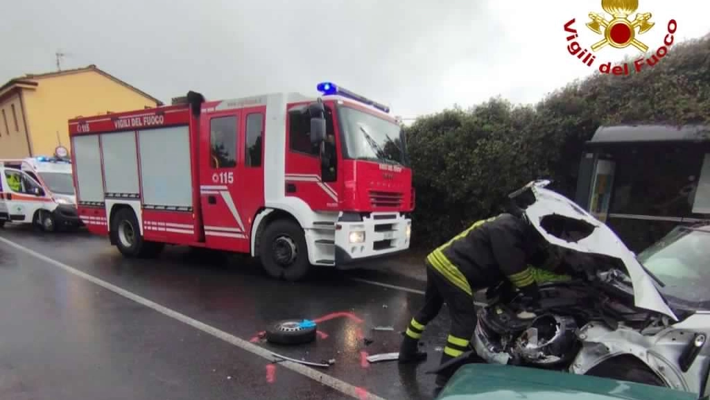 Incidente stradale su la via nuova per Pisa SS12, l'intervento dei vigili del fuoco Incidente stradale su la via nuova per Pisa SS12, l'intervento dei vigili del fuoco
