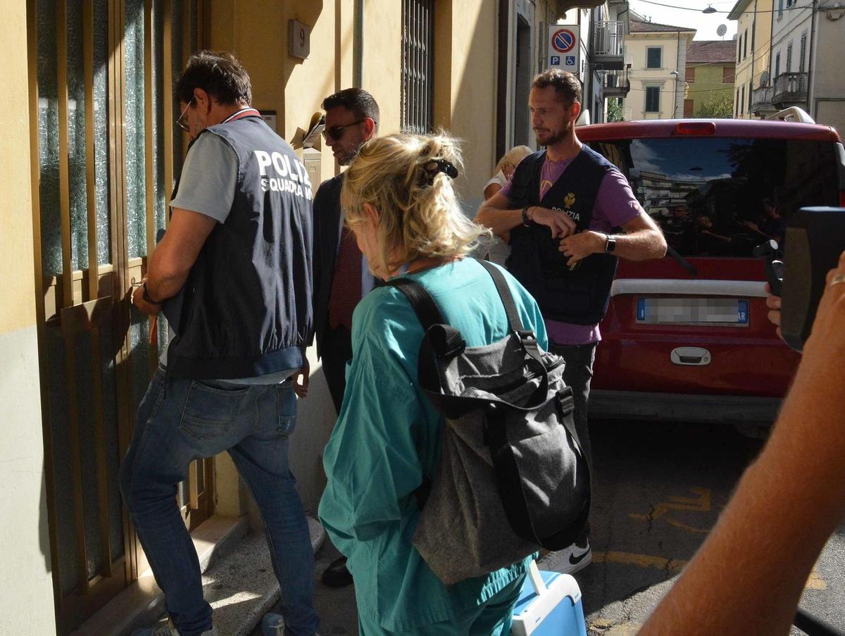 Trovata morta sul divano di casa da mesi. Sarà sepolta un anno dopo il ritrovamento