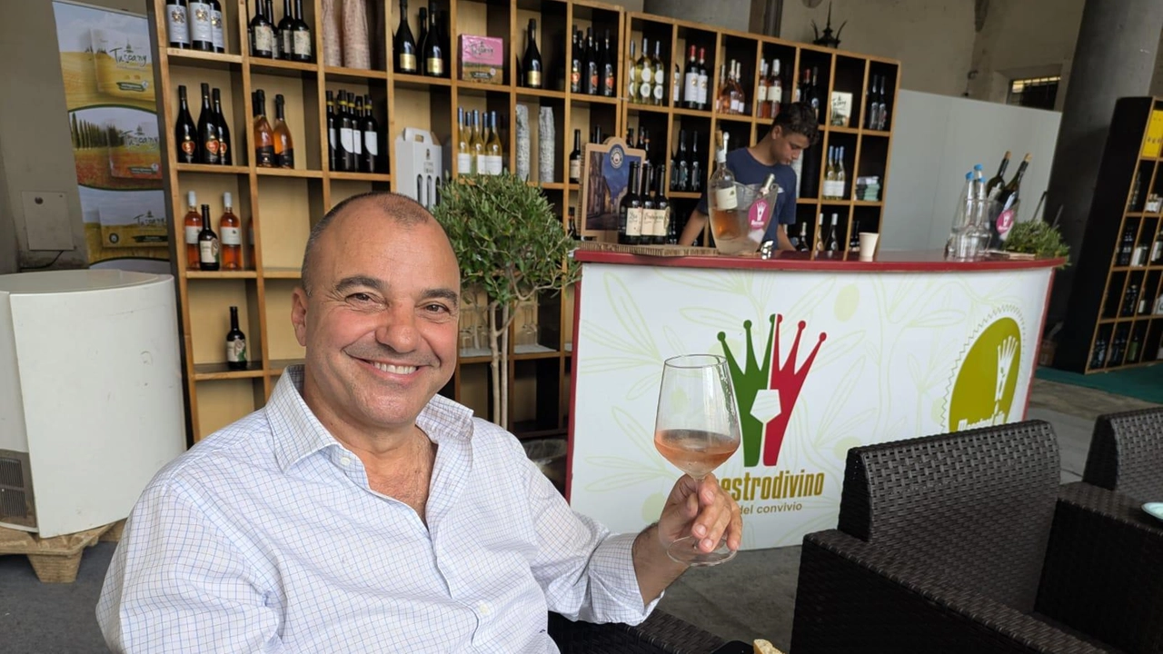 Fausto Borella, presidente dell’Accademia Maestrod’olio e ideatore anche di Extra Lucca Summer Edition sotto il Loggiato di Palazzo Pretorio Fausto Borella, presidente dell’Accademia Maestrod’olio e ideatore anche di Extra Lucca Summer Edition sotto il Loggiato di Palazzo Pretorio