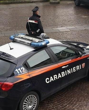 https://www.lanazione.it/image-service/view/acePublic/alias/contentid/MWQ2MjJkZmEtYThmYS00/0/senza-documenti-al-distributore-espulso.jpeg?f=1.90:1&h=630