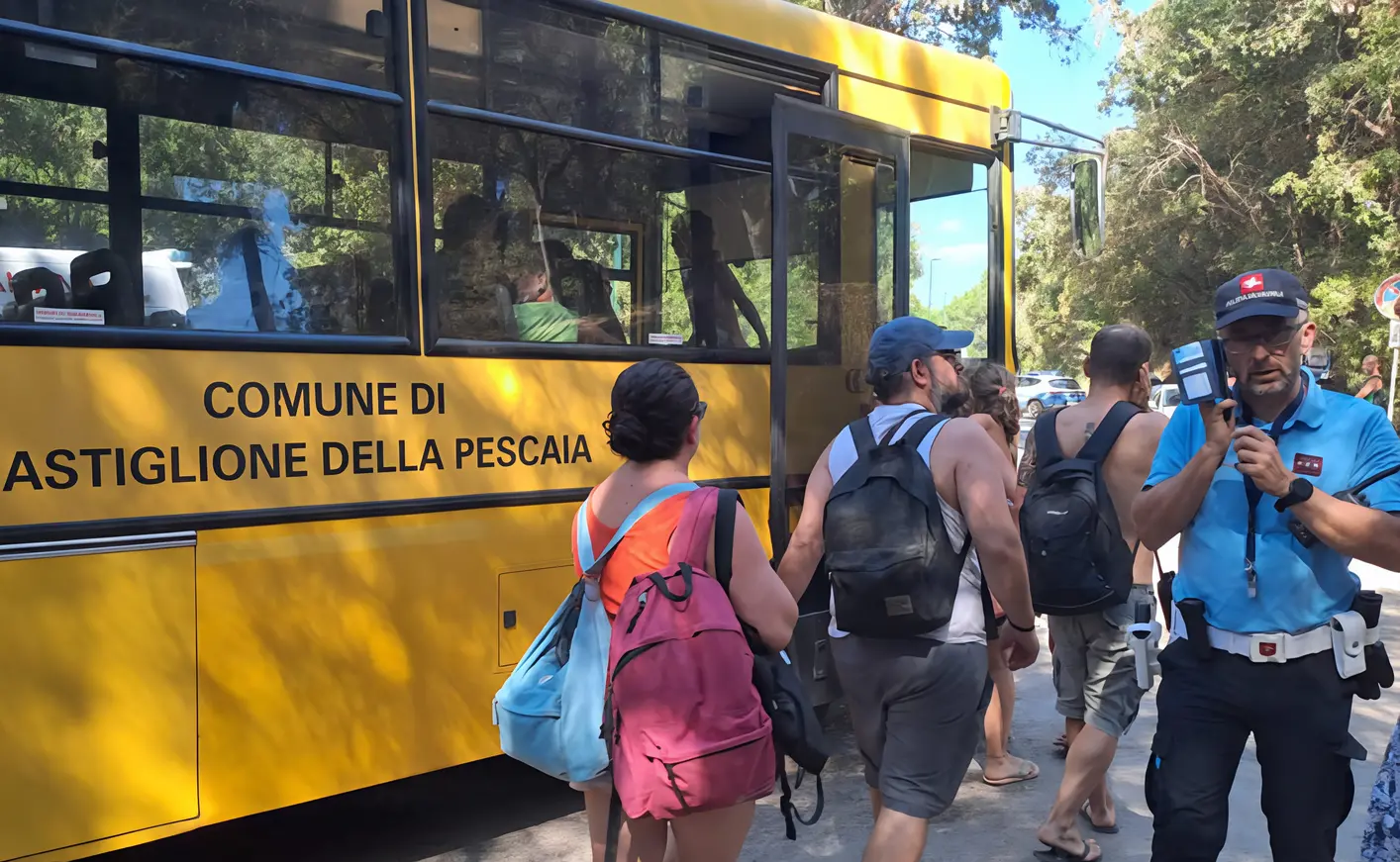 Incendio nella pineta di Roccamare. Evacuati camping e residence