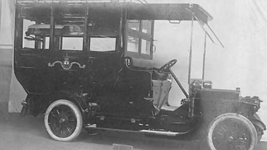 Autocarro lettiga, foto da archivio storico della Misericordia di Firenze Autocarro lettiga, foto da archivio storico della Misericordia di Firenze
