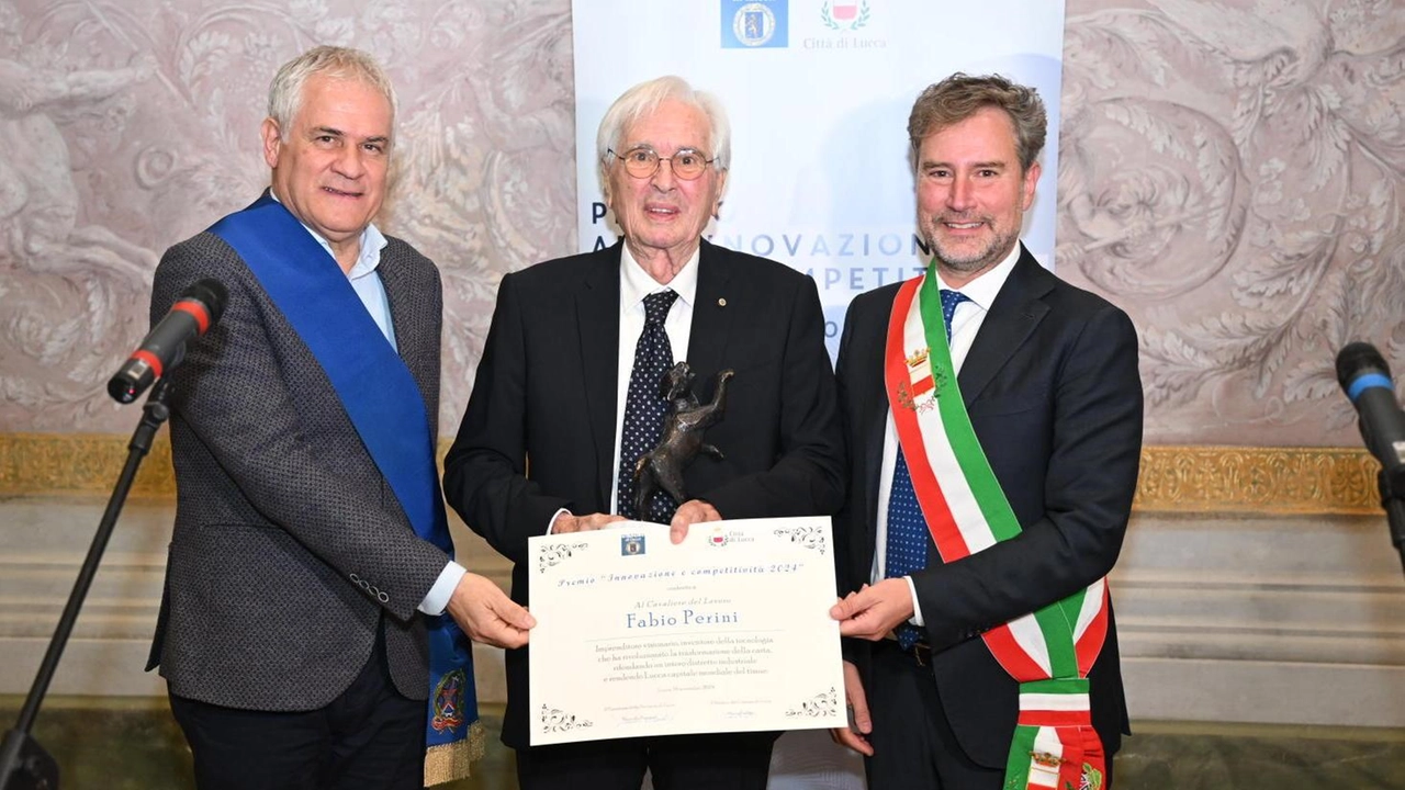 Fabio Perini premiato dal presidente della Provincia, Marcello Pierucci, e dal sindaco di Lucca Mario Pardini (foto Alcide) Fabio Perini premiato dal presidente della Provincia, Marcello Pierucci, e dal sindaco di Lucca Mario Pardini (foto Alcide)