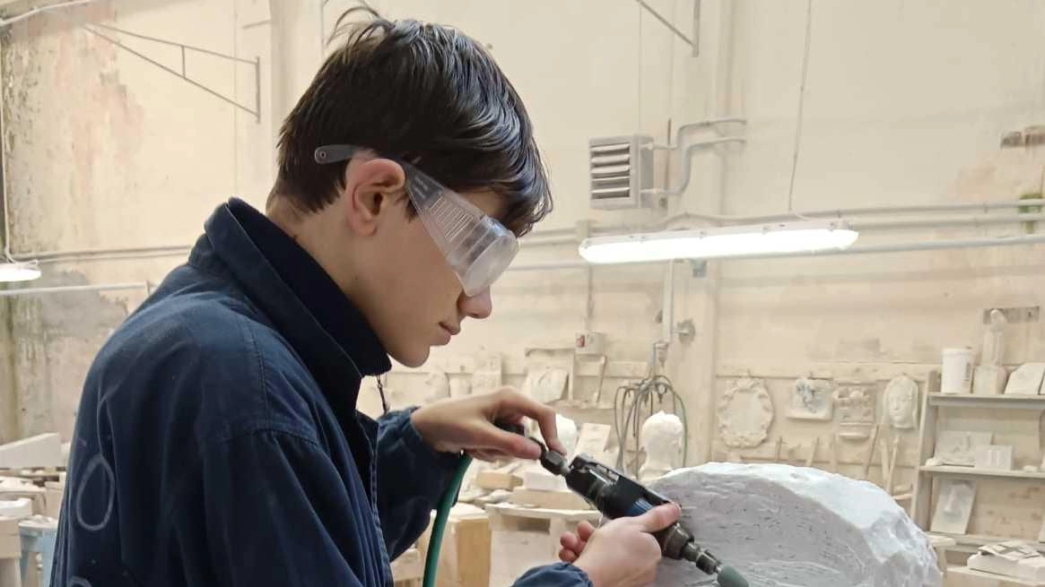 Uno degli studenti al lavoro per la realizzazione delle pietre parlanti Uno degli studenti al lavoro per la realizzazione delle pietre parlanti
