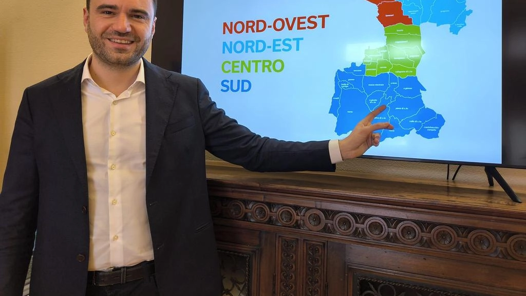 Il sindaco Giordano Del Chiaro mostra la cartina con la “città quadrifoglio“ Il sindaco Giordano Del Chiaro mostra la cartina con la “città quadrifoglio“