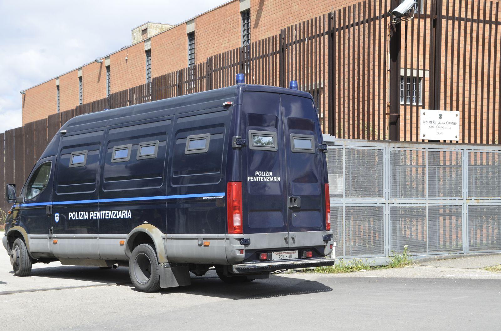 prato telefoni e cocaina in carcere l allarme della polizia penitenziaria da Lanazione.it prato telefoni e cocaina in carcere l allarme della polizia penitenziaria