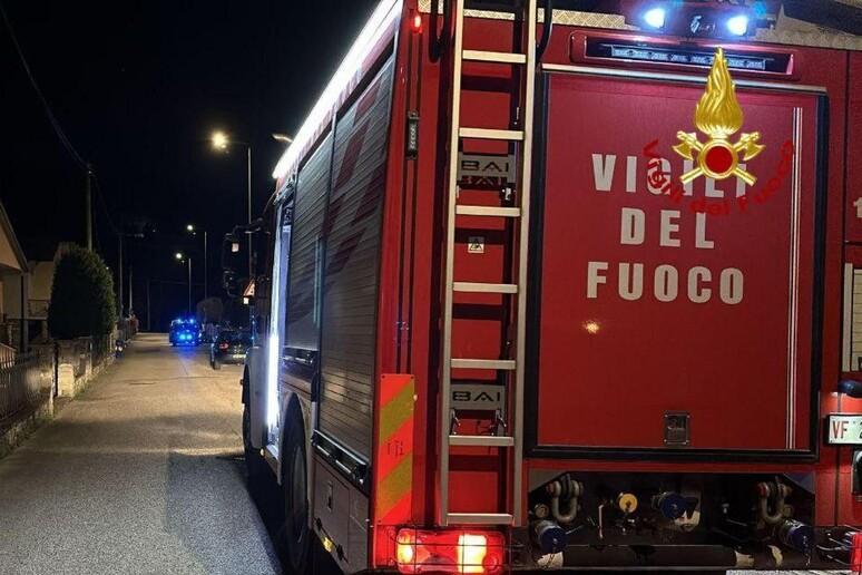 Paura a Dicomano: auto contro un muro, genitori e figli liberati dai Vigili del fuoco Paura a Dicomano: auto contro un muro, genitori e figli liberati dai Vigili del fuoco