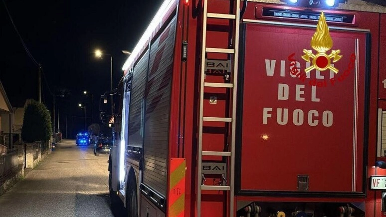 Paura a Dicomano: auto contro un muro, genitori e figli liberati dai Vigili del fuoco