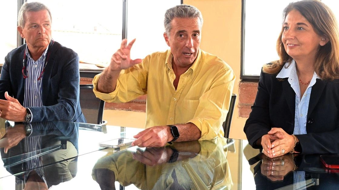 Valter Tamburini (Camera di Commercio) e Ilaria Del Bianco dell’Associazione presentano l’evento e i “magnifici“ quindici.