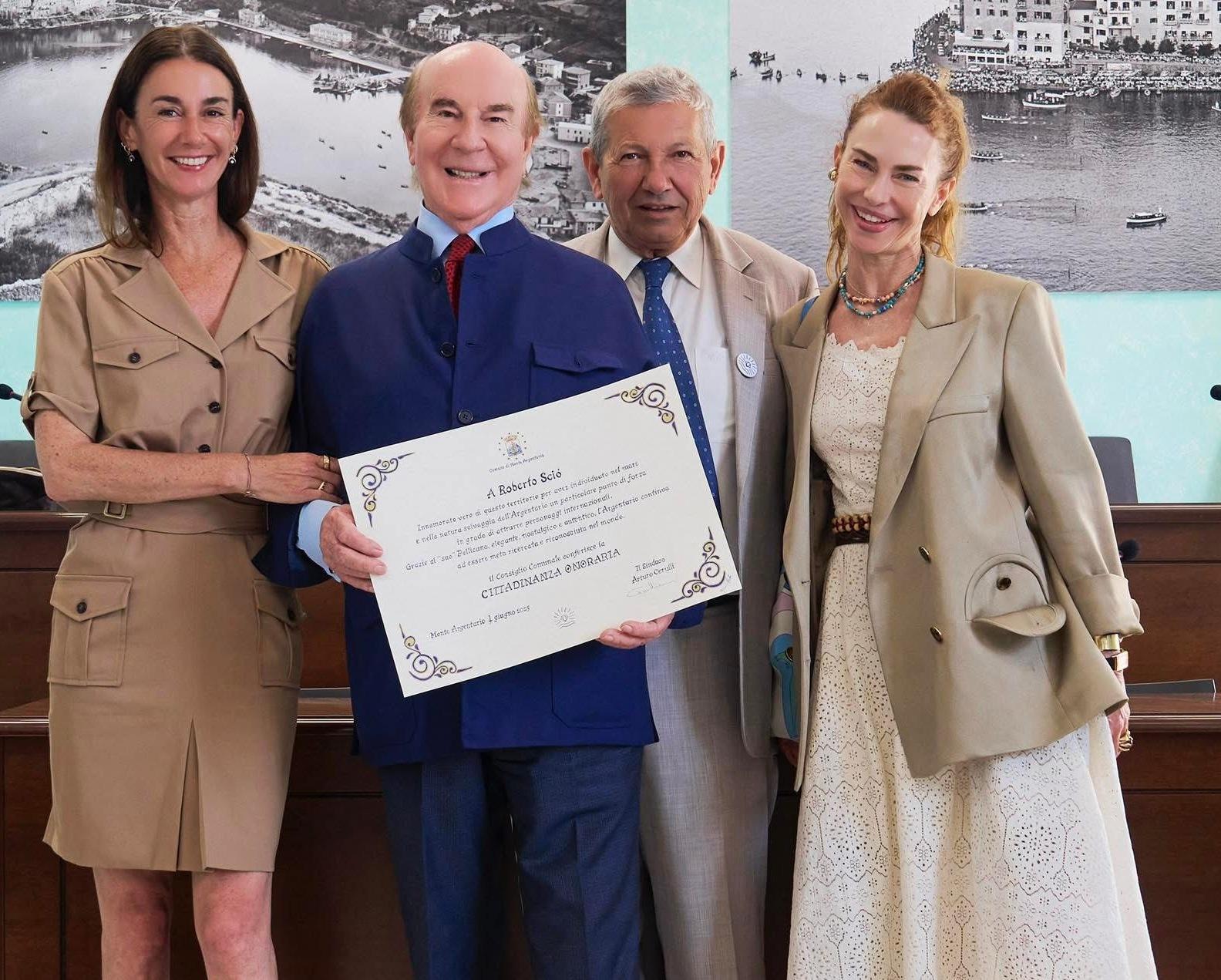 https://www.lanazione.it/image-service/view/acePublic/alias/contentid/MWQ4OGFlMTItYTBhNi00/0/cittadinanza-onoraria-a-scio-con-il-suo-pellicano-largentario-e-una-meta-riconosciuta-nel-mondo.jpeg