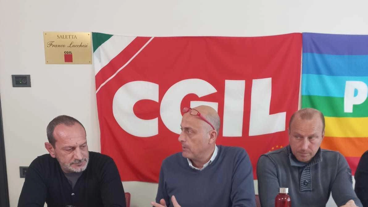 Da mesi i sindacati della zona del Cuoio hanno sollevato il problema della grave fase congiunturale che sta vivendo la filiera della moda della Toscana Da mesi i sindacati della zona del Cuoio hanno sollevato il problema della grave fase congiunturale che sta vivendo la filiera della moda della Toscana