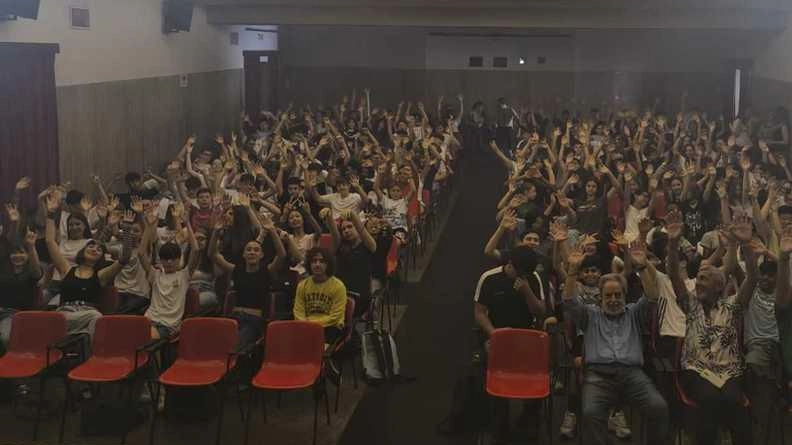 Il teatro gremito a Empoli Il teatro gremito a Empoli