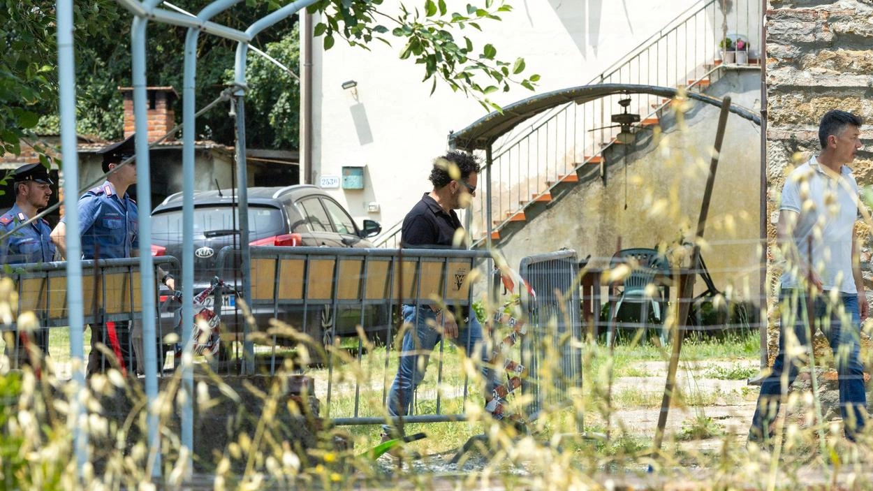 I controlli del Ris dei carabinieri nei campi intorno alla casa di Fruzumache portarono alla scoperta della vertebra (Goiorani) I controlli del Ris dei carabinieri nei campi intorno alla casa di Fruzumache portarono alla scoperta della vertebra (Goiorani)