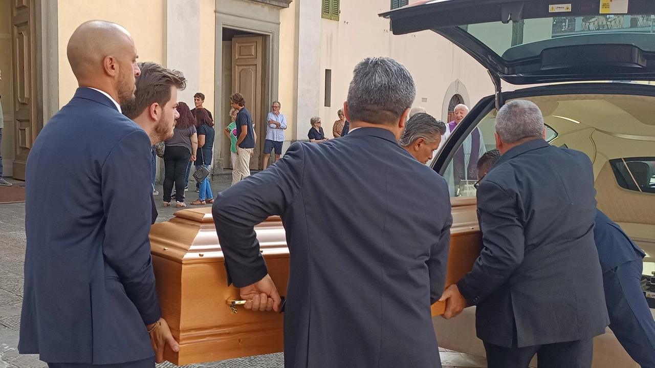 L’uscita del feretro dalla chiesa. In alto a destra, il professor Arnaldo Nesti L’uscita del feretro dalla chiesa. In alto a destra, il professor Arnaldo Nesti