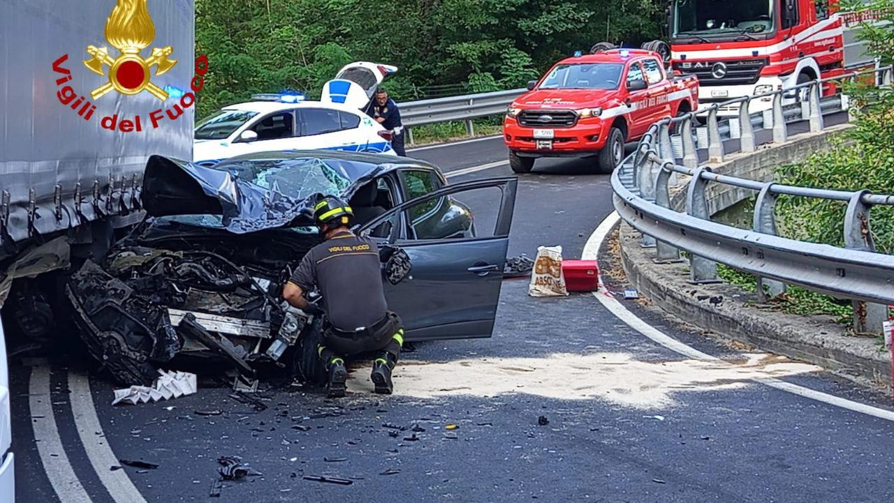 L'impatto è stato violentissimo (foto vigili del fuoco)