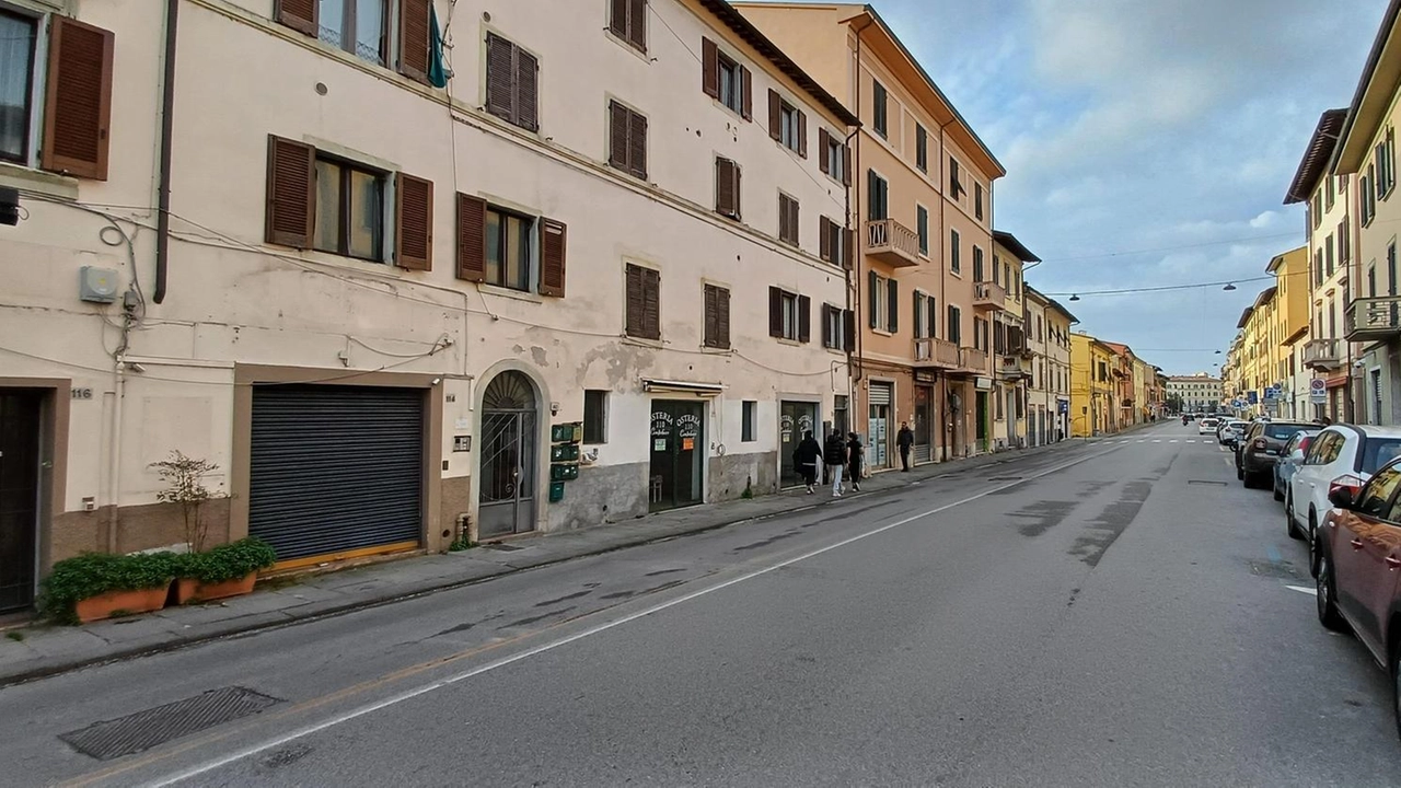 Via Cattaneo con molti locali al momento chiusi o sfitti, sopra, i carabinieri del Nas, foto (. Germogli. ) di repertorio