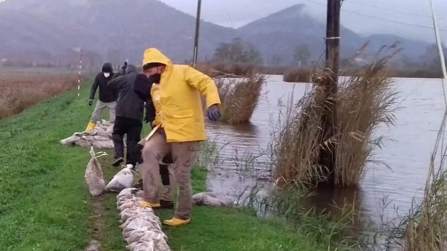 I tecnici del Consorzio al lavoro sugli argini del Lago (foto d’archivio) I tecnici del Consorzio al lavoro sugli argini del Lago (foto d’archivio)
