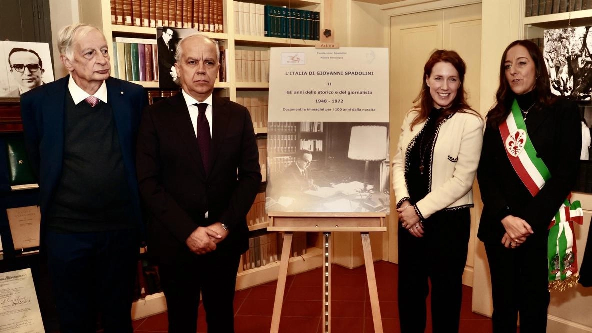 Cimeli, documenti e tesori esclusivi raccontano un quarto di secolo vissuto in prima linea. Il taglio del nastro con il ministro Piantedosi e la madrina dell’evento, Sara Riffeser Monti. Cimeli, documenti e tesori esclusivi raccontano un quarto di secolo vissuto in prima linea. Il taglio del nastro con il ministro Piantedosi e la madrina dell’evento, Sara Riffeser Monti.