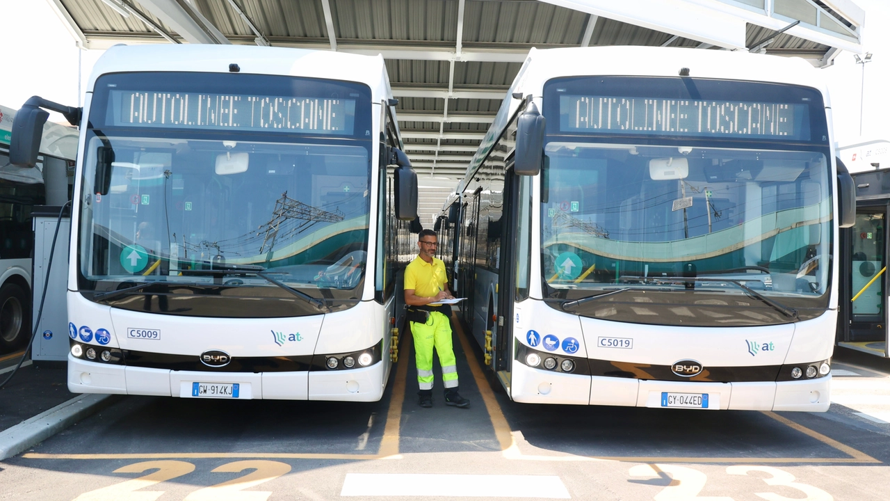 Due mezzi di Autolinee Toscane