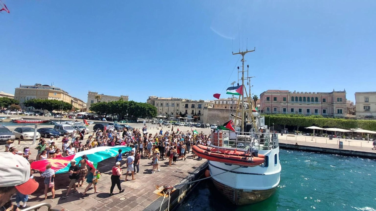 'A bordo 21 attivisti internazionali sono detenuti illegalmente' 'A bordo 21 attivisti internazionali sono detenuti illegalmente'