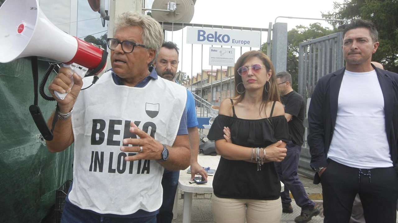 Incontro-fiume al ministero del Lavoro per definire la procedura 234. Garantiti incentivi alle uscite volontarie e indennità di disoccupazione. I sindacati: "La partita vera inizia ora". Già dieci investitori interessati.