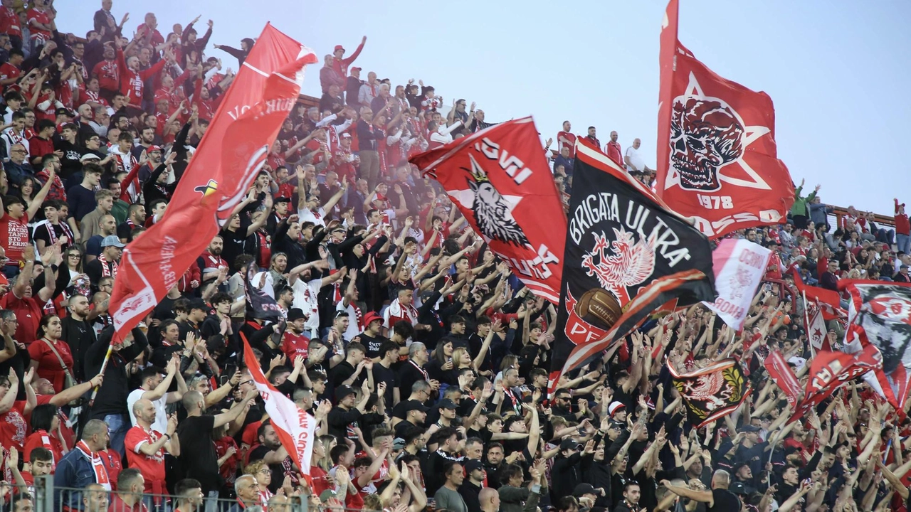 I tifosi della Curva Nord durante la partita di playoff contro il Rimini del maggio scorso I tifosi della Curva Nord durante la partita di playoff contro il Rimini del maggio scorso