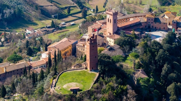 A San Miniato Alto ci sono problemi con la malamovida: tantissimi giovani nel weekend invadono i loggiati di San Domenico A San Miniato Alto ci sono problemi con la malamovida: tantissimi giovani nel weekend invadono i loggiati di San Domenico