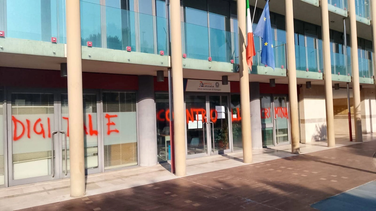Le scritte contro l'Agenzia delle Entrate Le scritte contro l'Agenzia delle Entrate