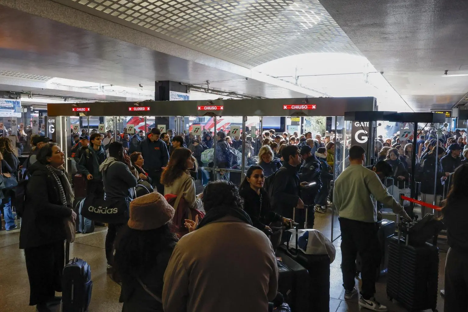 Maltempo, investimento e guasti: mattinata di ritardi per i treni, disagi per i viaggiatori nel giorno di Pasqua