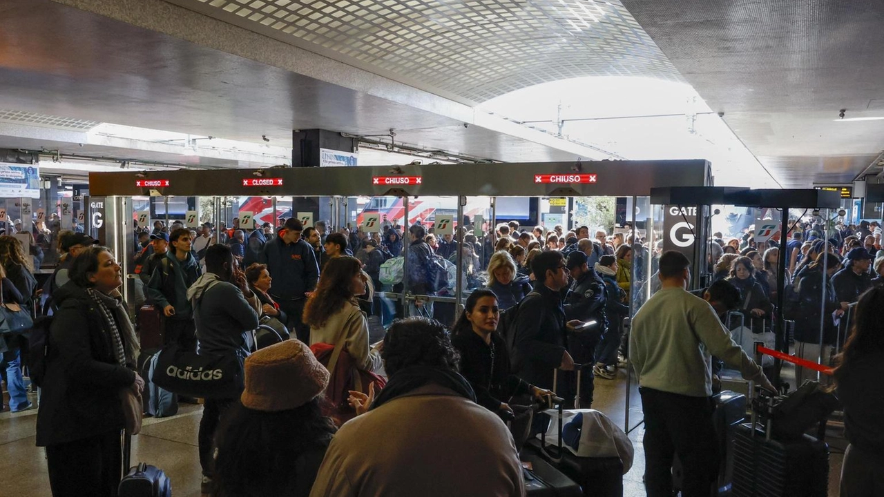 Maltempo, investimento e guasti: mattinata di ritardi per i treni, disagi per i viaggiatori nel giorno di Pasqua