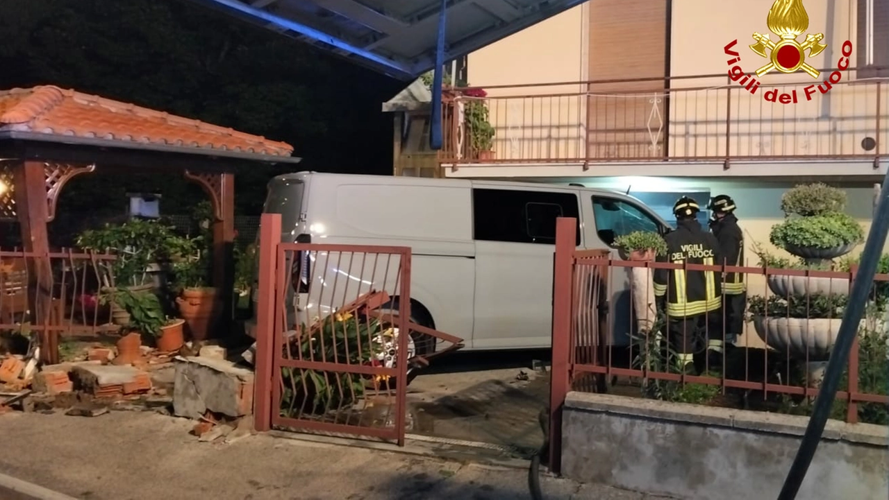 Il furgone finito la notte scorsa all’interno dell’abitazione di Indicatore Il furgone finito la notte scorsa all’interno dell’abitazione di Indicatore