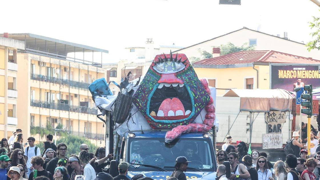 Wish parade, 10mila in corteo per la città. Musica, danze e cori contro il dl sicurezza Wish parade, 10mila in corteo per la città. Musica, danze e cori contro il dl sicurezza