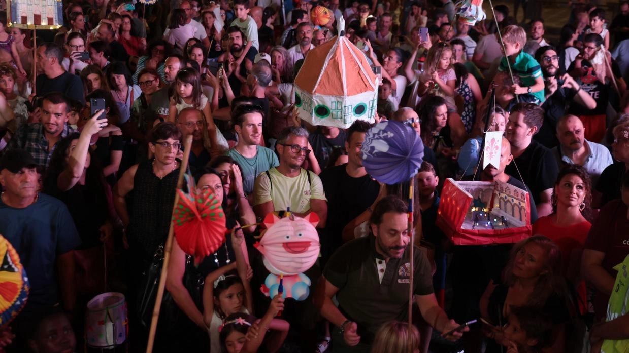 Gran festa, colori e sorrisi dei più piccoli ieri sera in piazza Santissima Annunziata per la tappa finale del pellegrinaggio... Gran festa, colori e sorrisi dei più piccoli ieri sera in piazza Santissima Annunziata per la tappa finale del pellegrinaggio...
