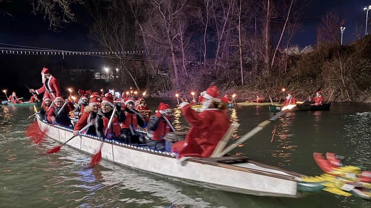 L’arrivo di Babbo Natale lungo il Tevere L’arrivo di Babbo Natale lungo il Tevere