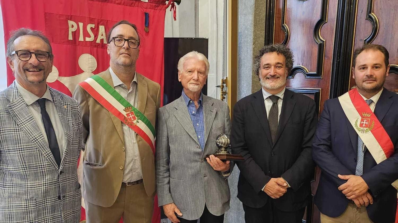 Francesco Bizzarri ha ricevuto il "Morione d'onore" per i suoi 40 anni di impegno nel Gioco del Ponte a Pisa. Dal 1983 ha ricoperto vari ruoli chiave, contribuendo alla valorizzazione della tradizione e alla promozione dell'evento.