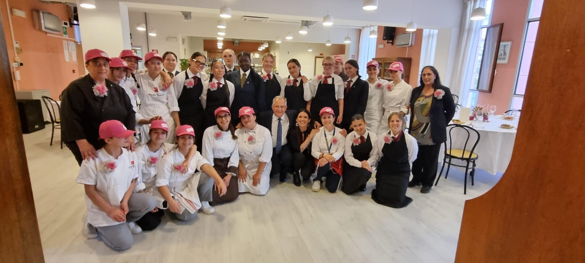 l istituto alberghiero matteotti celebra i suoi 30 anni con una cena in rosa