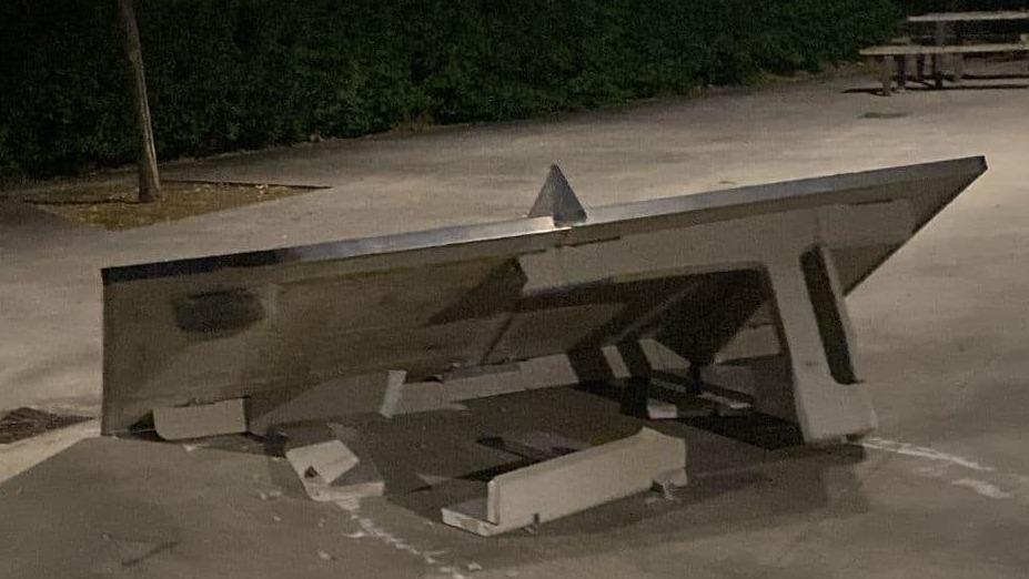 https://www.lanazione.it/image-service/view/acePublic/alias/contentid/MWRhY2IzNjQtMDA2My00/0/vandali-in-azione-al-parco-orzali-distrutto-un-tavolo-da-ping-pong-video-con-i-responsabili.jpeg?f=16:9&w=1200&h=630