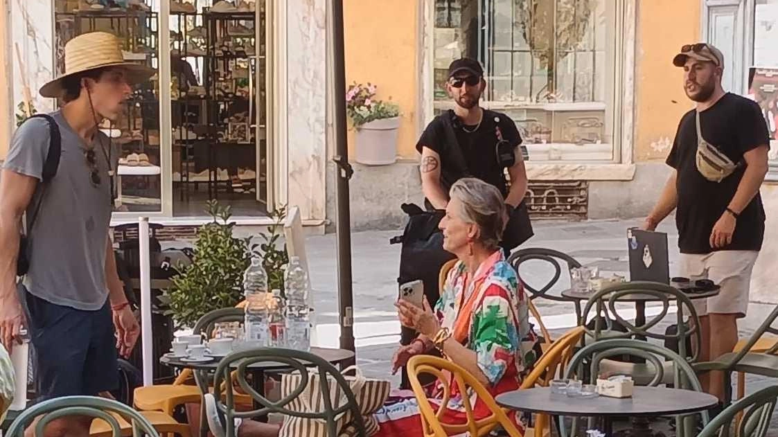 La Virgin Cruise ha scelto il bar Leon d'Oro di piazza Alberica come location per il nuovo spot pubblicitario, girando scene con una coppia che gusta una colazione tipica italiana. La Virgin Cruise ha scelto il bar Leon d'Oro di piazza Alberica come location per il nuovo spot pubblicitario, girando scene con una coppia che gusta una colazione tipica italiana.