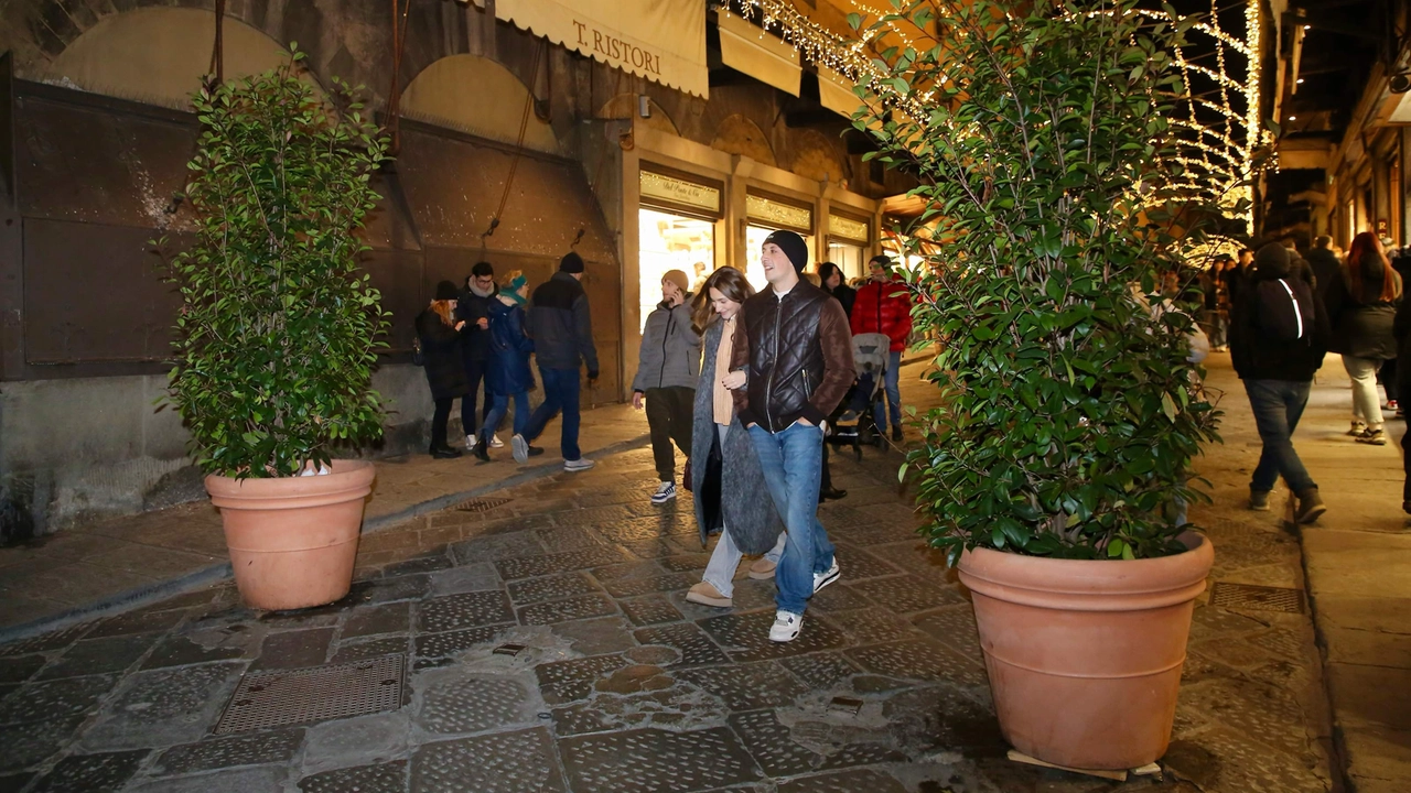 La fioriere su Ponte Vecchio (Foto Marco Mori/New Press Photo) La fioriere su Ponte Vecchio (Foto Marco Mori/New Press Photo)