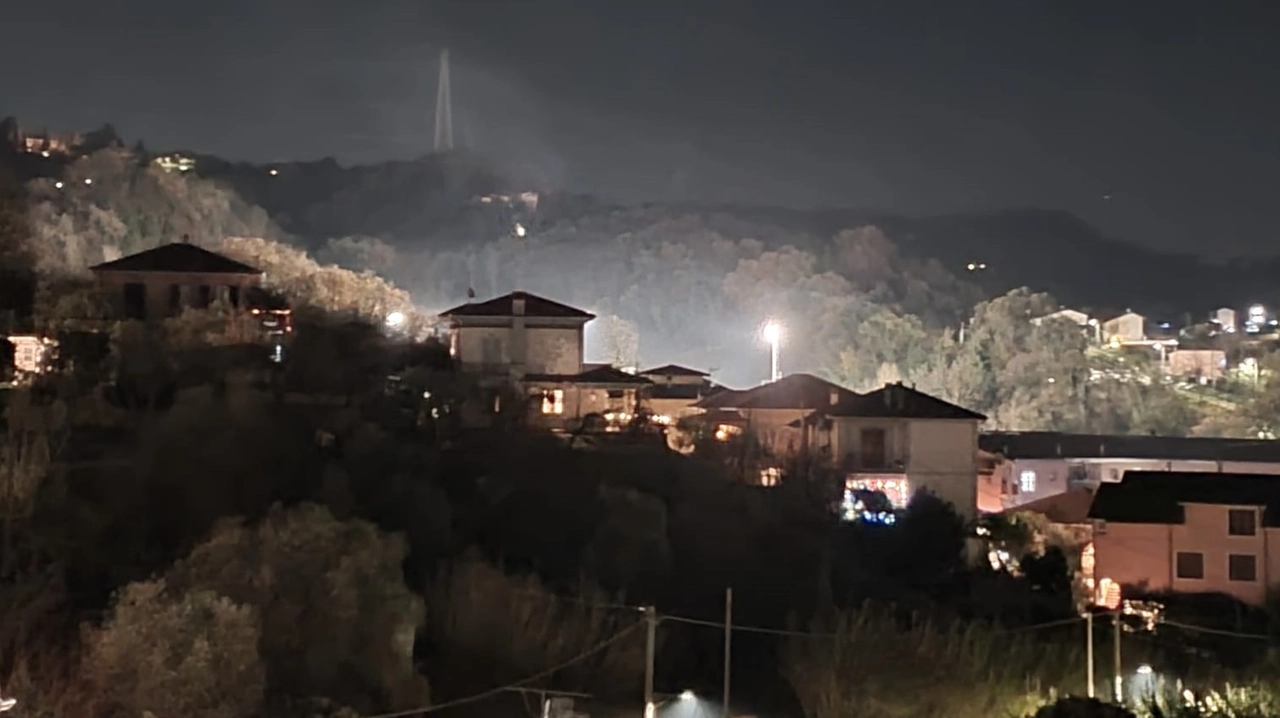 L’illuminazione con le nuove torri faro alle Pianazze nel mirino dei residenti L’illuminazione con le nuove torri faro alle Pianazze nel mirino dei residenti