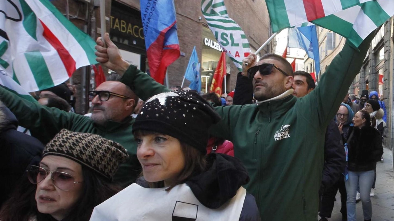 Oggi il vertice in Provincia, nuovi ingressi di Università e Fondazione Mps. Comune e Regione, le strategie per acquistare l’area in viale Toselli. A marzo altri dieci giorni di stop. Il 27 febbraio arriva Landini. Oggi il vertice in Provincia, nuovi ingressi di Università e Fondazione Mps. Comune e Regione, le strategie per acquistare l’area in viale Toselli. A marzo altri dieci giorni di stop. Il 27 febbraio arriva Landini.
